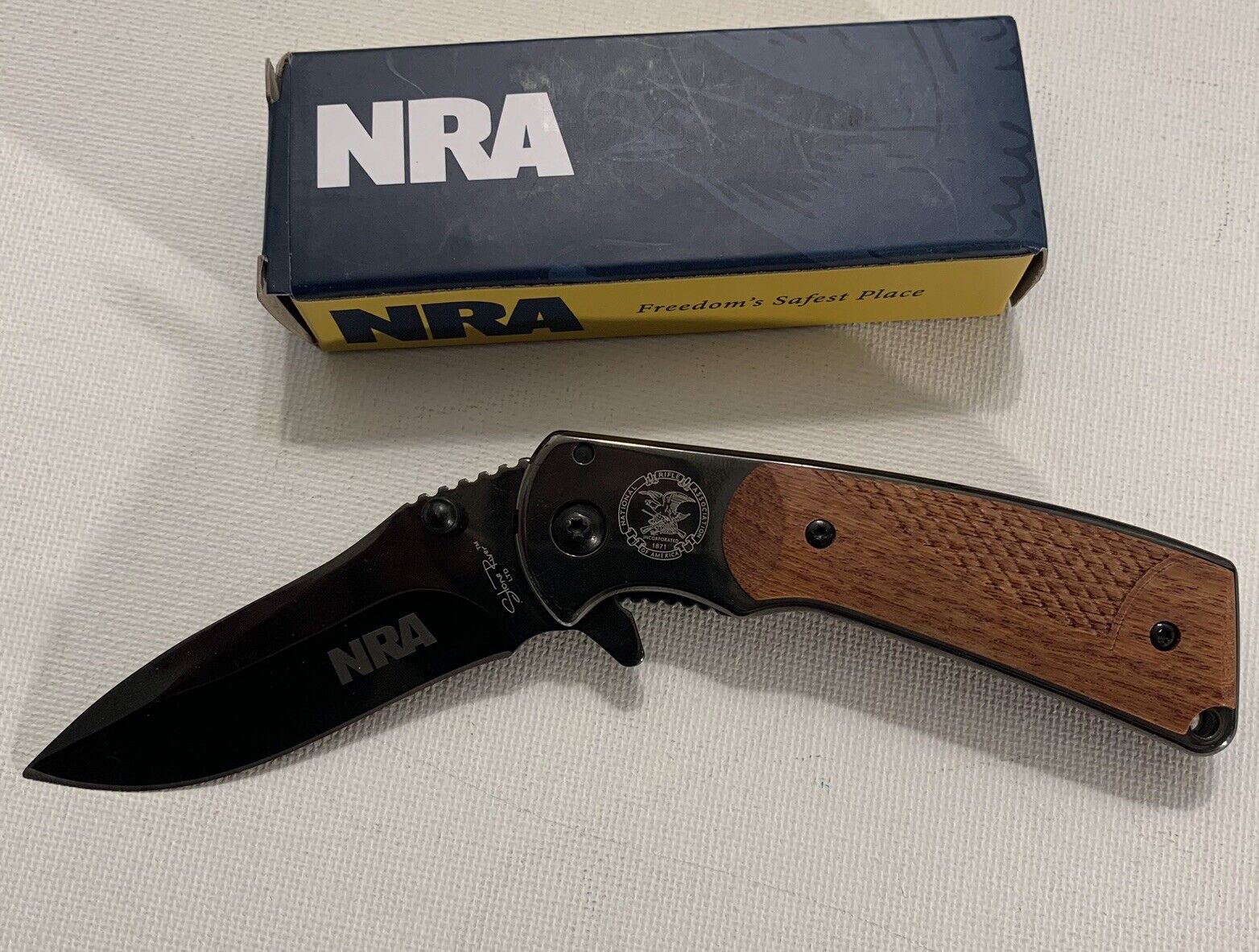NRA Folding Blued Blade Pocket knife  BROWN Gun Stock WOOD CM1300931