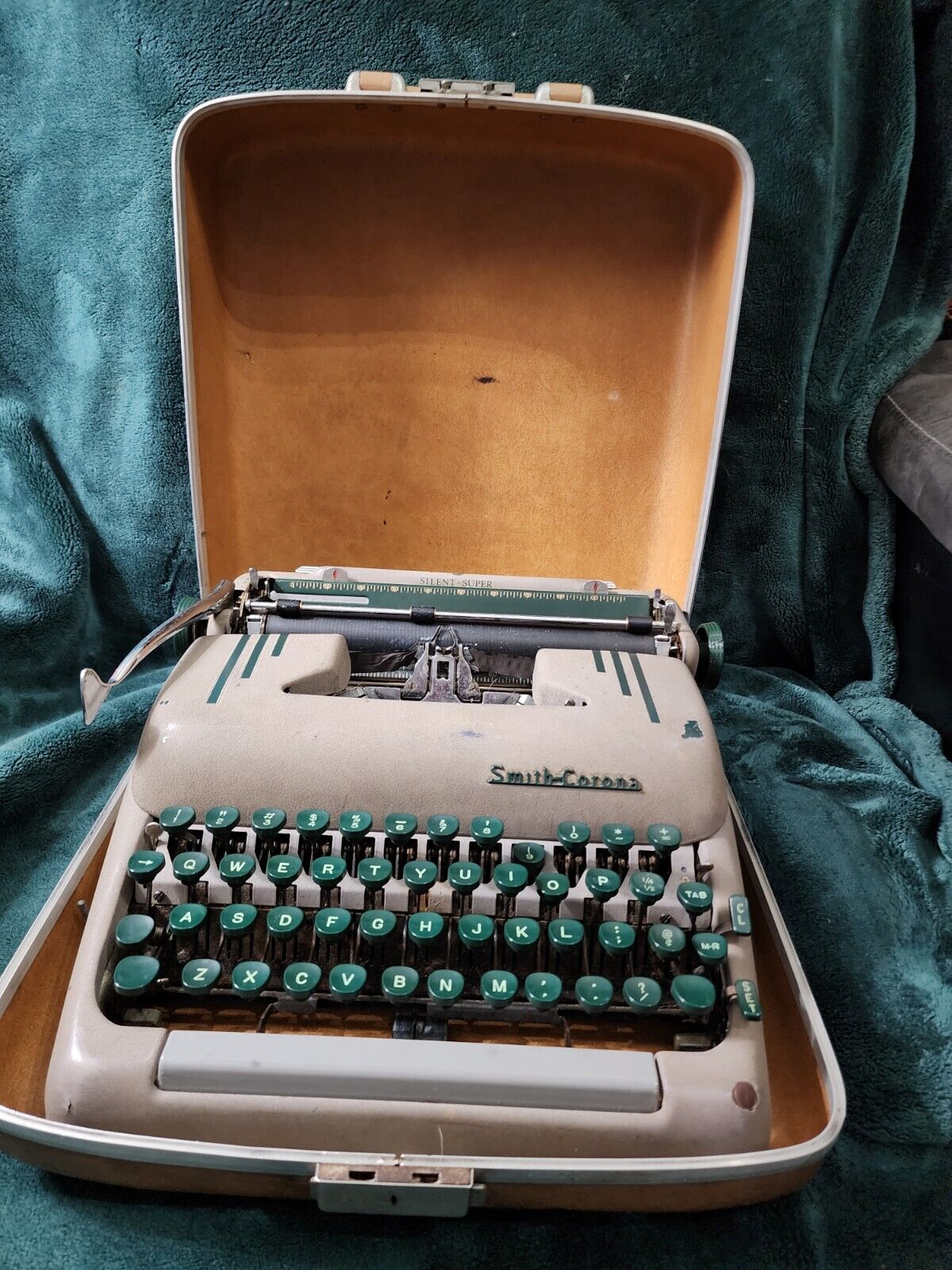 Vintage 1959 Smith-Corona Sterling Manual Portable Typewriter w/ Tweed Hard Case