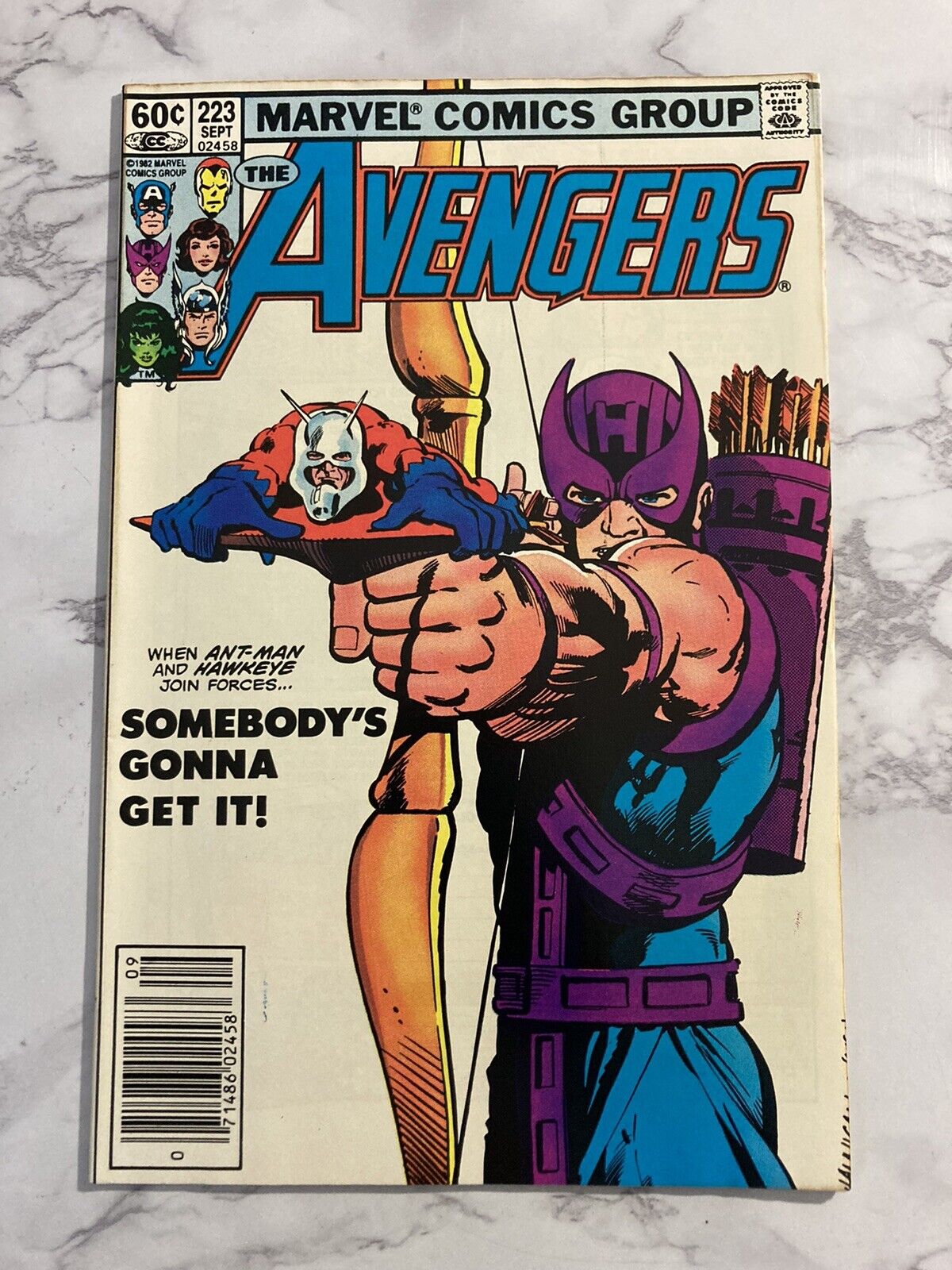 The Avengers #223 Classic Ant-Man Hawkeye Cover 1982 Marvel Newsstand VF/NM