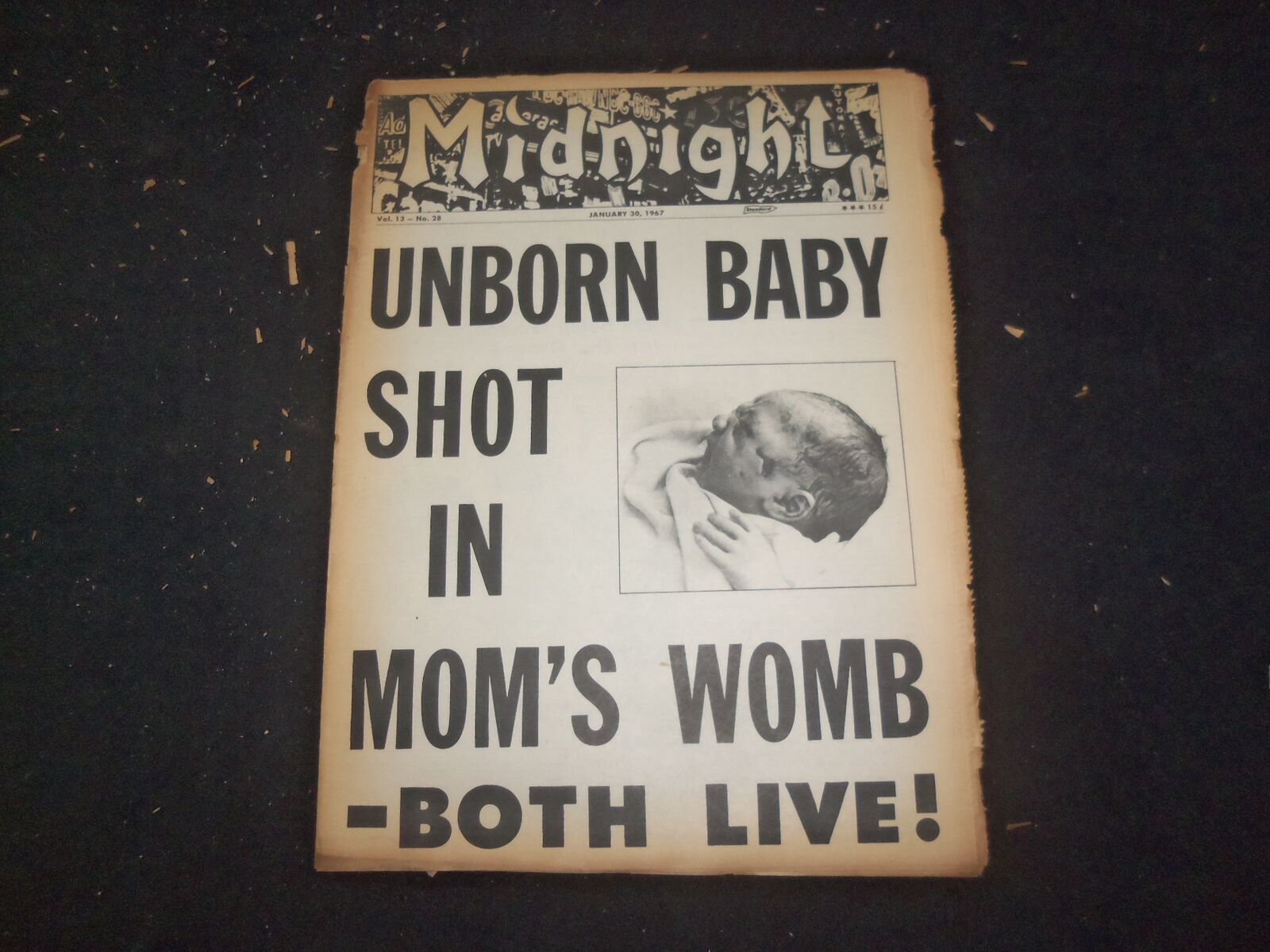 1967 JANUARY 30 MIDNIGHT NEWSPAPER - UNBORN BABY SHOT IN MOM'S WOMB - NP 7375