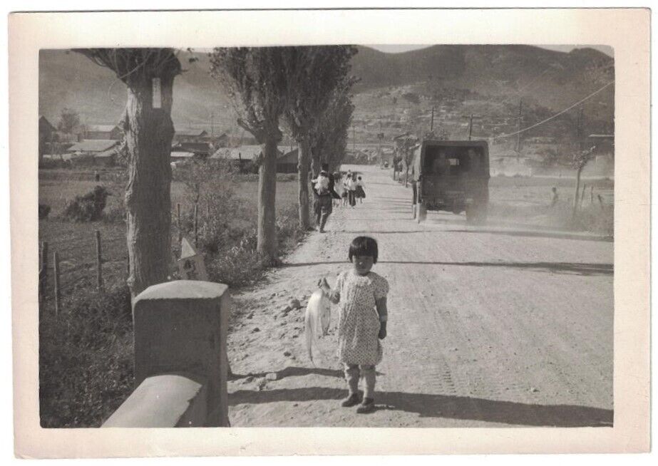 1950\'S KOREAN WAR SOLDIERS PERSONAL PHOTO LITTLE GIRL IN STREET HOLDS BIG FISH