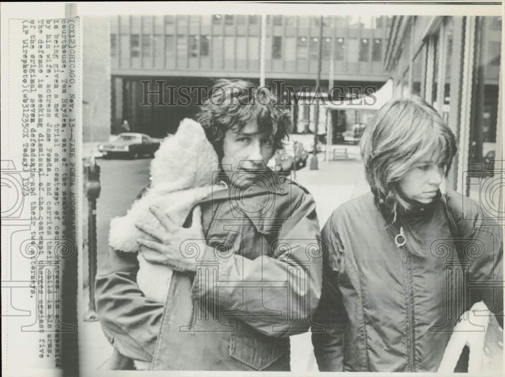1973 Press Photo Jane Fonda and Tom Hayden with their child leave Chicago court