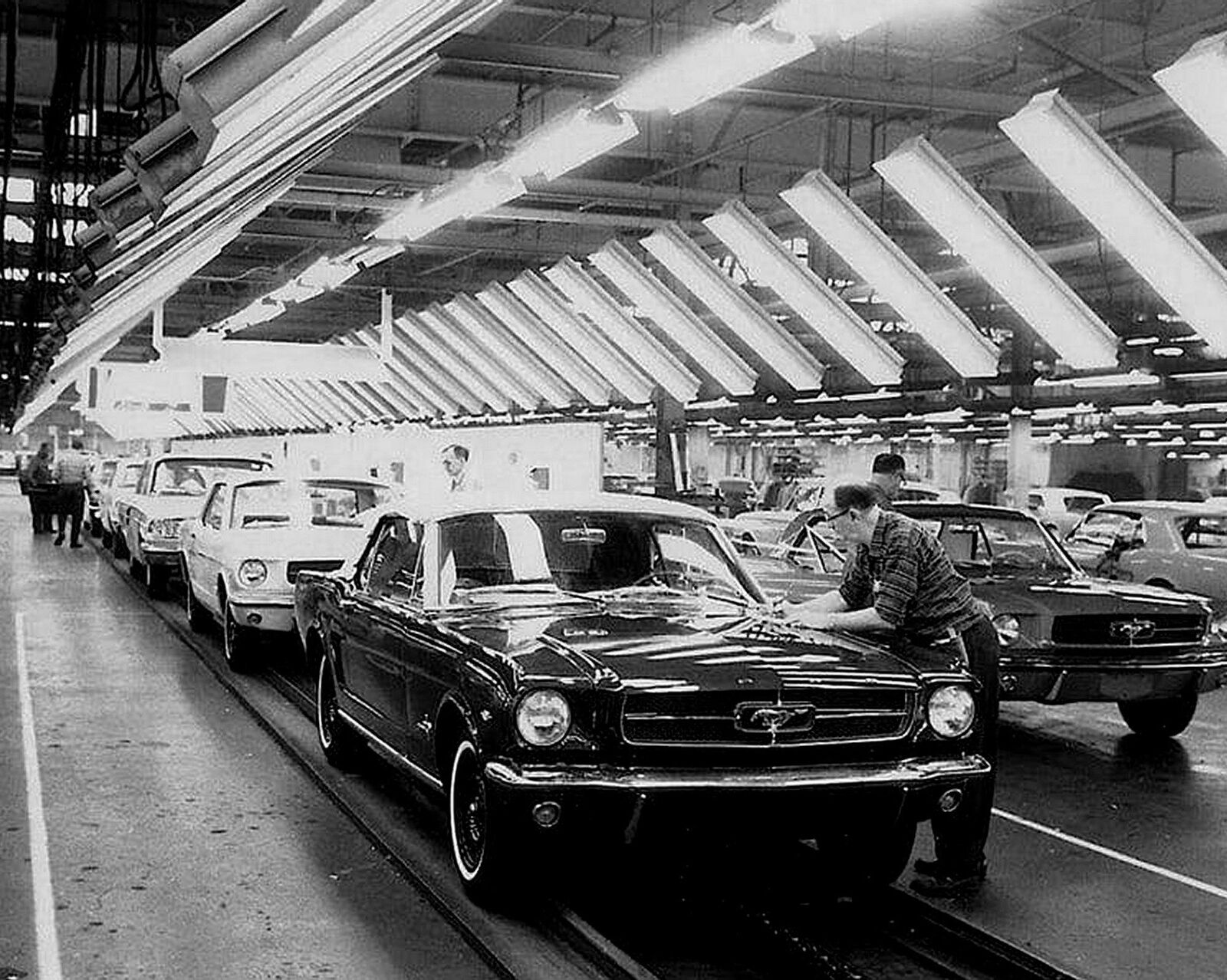 1966 FORD MUSTANG ASSEMBLY LINE PHOTO  (206-G)