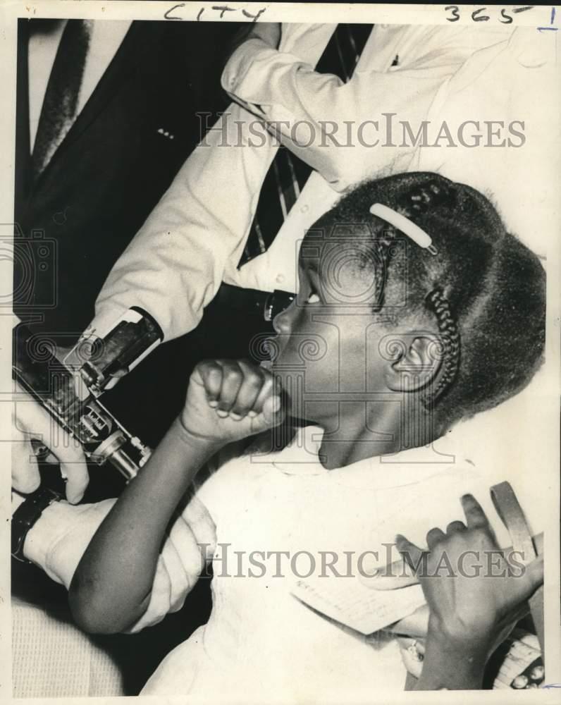 Press Photo Little Girl Receives Measles Vaccination - nob99795