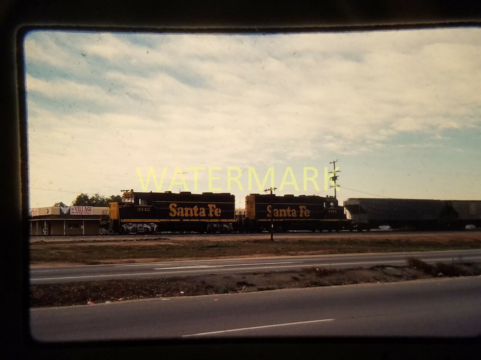 XB09 ORIGINAL TRAIN SLIDE Santa Fe 3312/3342/3114 Highway 15E Perris CA 1977
