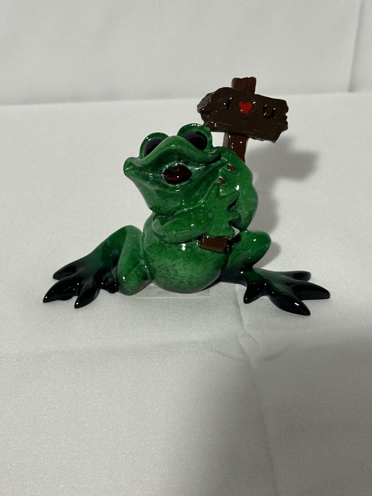 Kitty’s Critters Frog Figure I Love You Sign