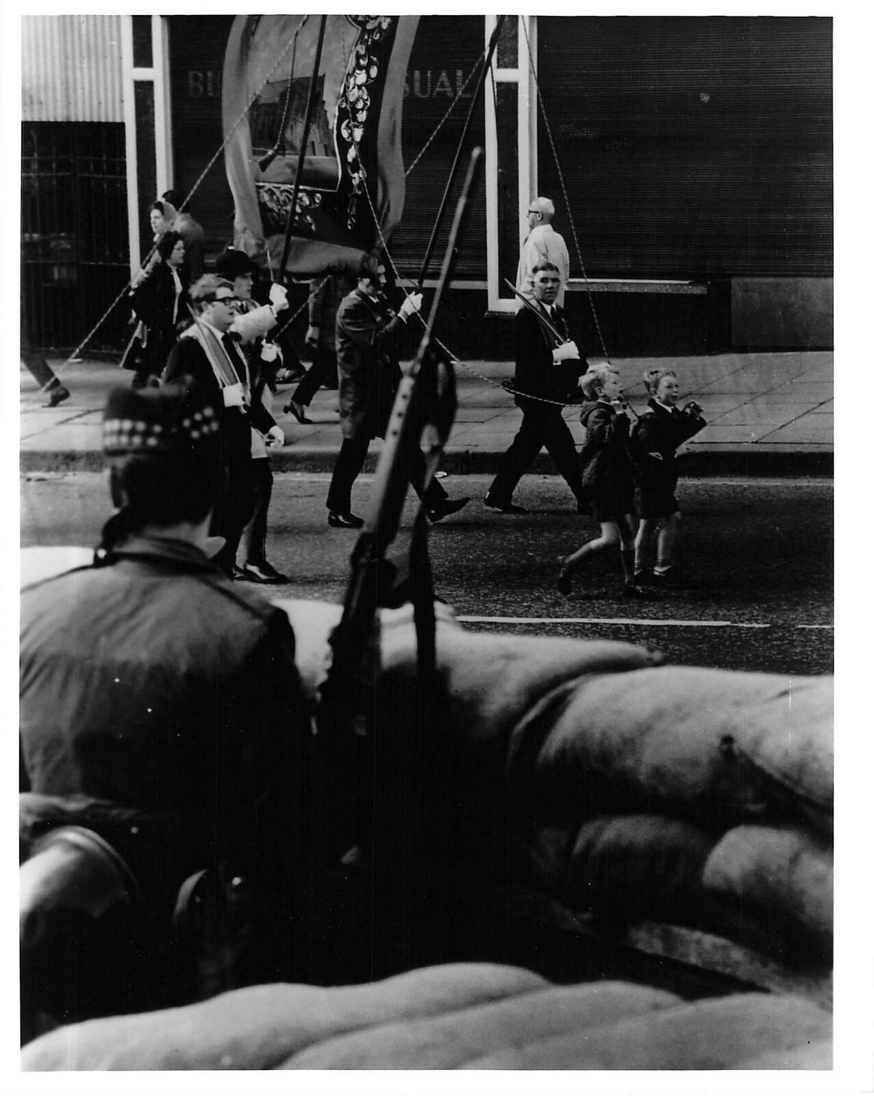 1971 Press Photo Orange Day Marchers Kids Belfast Soldier Watching with Rifle kg