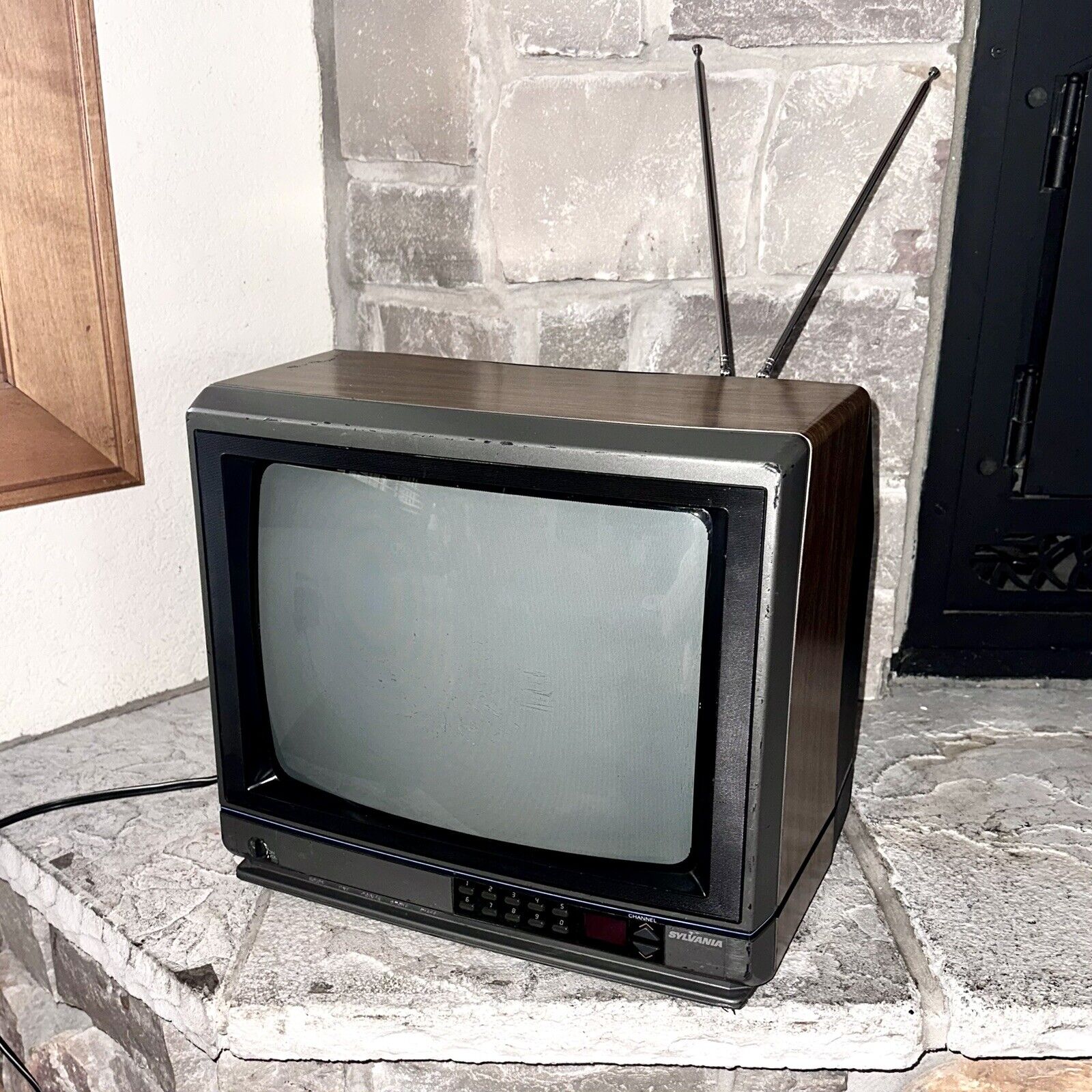 Vintage 1988 Sylvania Wood-Grain CRT Gaming TV Color Television CAJ140 WA21