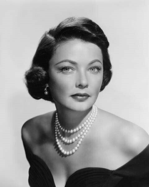 Gene Tierney 1940\'s glamour portrait wearing pearl necklace 8x10 inch photo