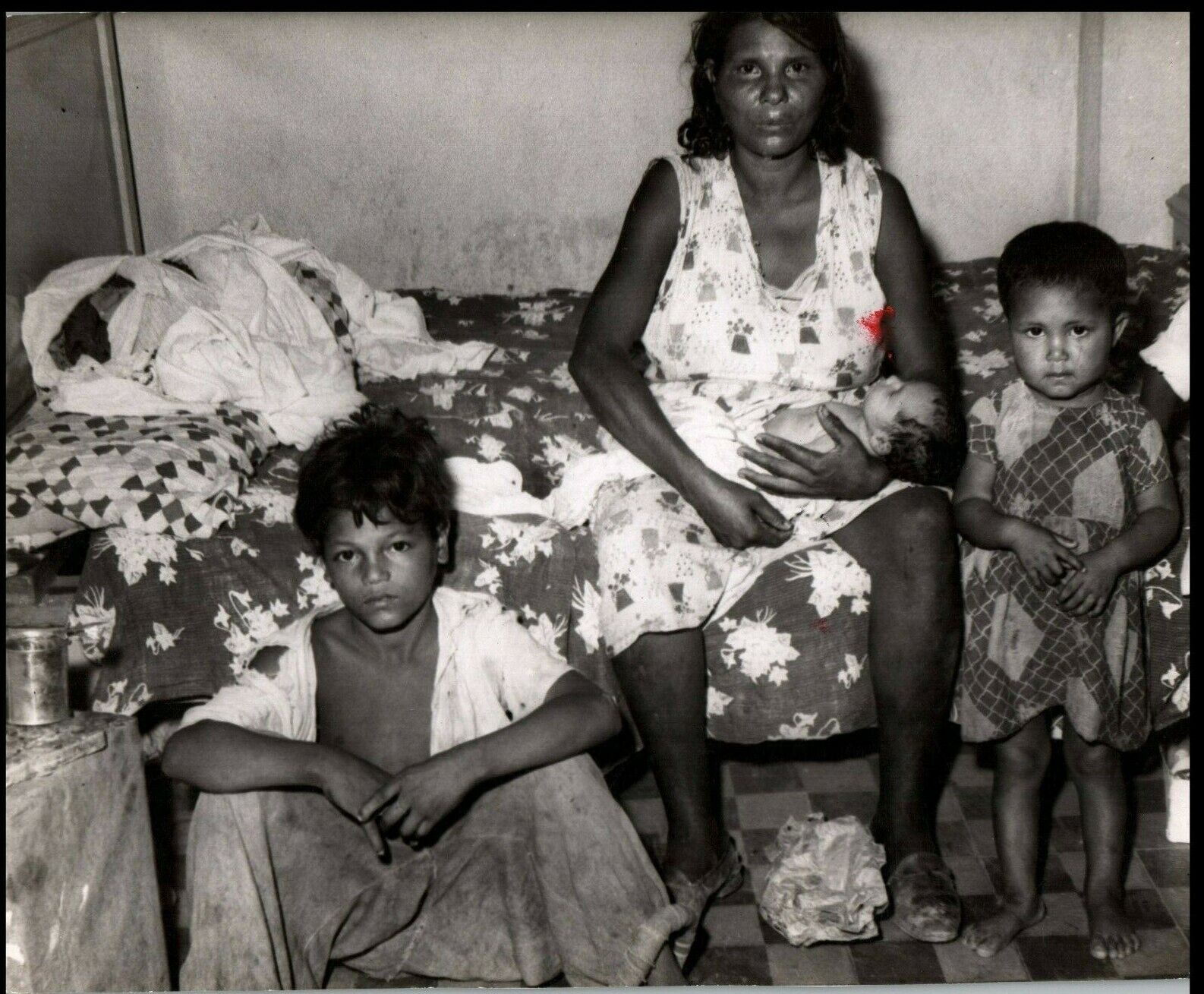 SOCIAL EXCLUSION PEASANT MOTHER & CHILDREN CUBAN BEGGARS CUBA 1950s Photo Y 171