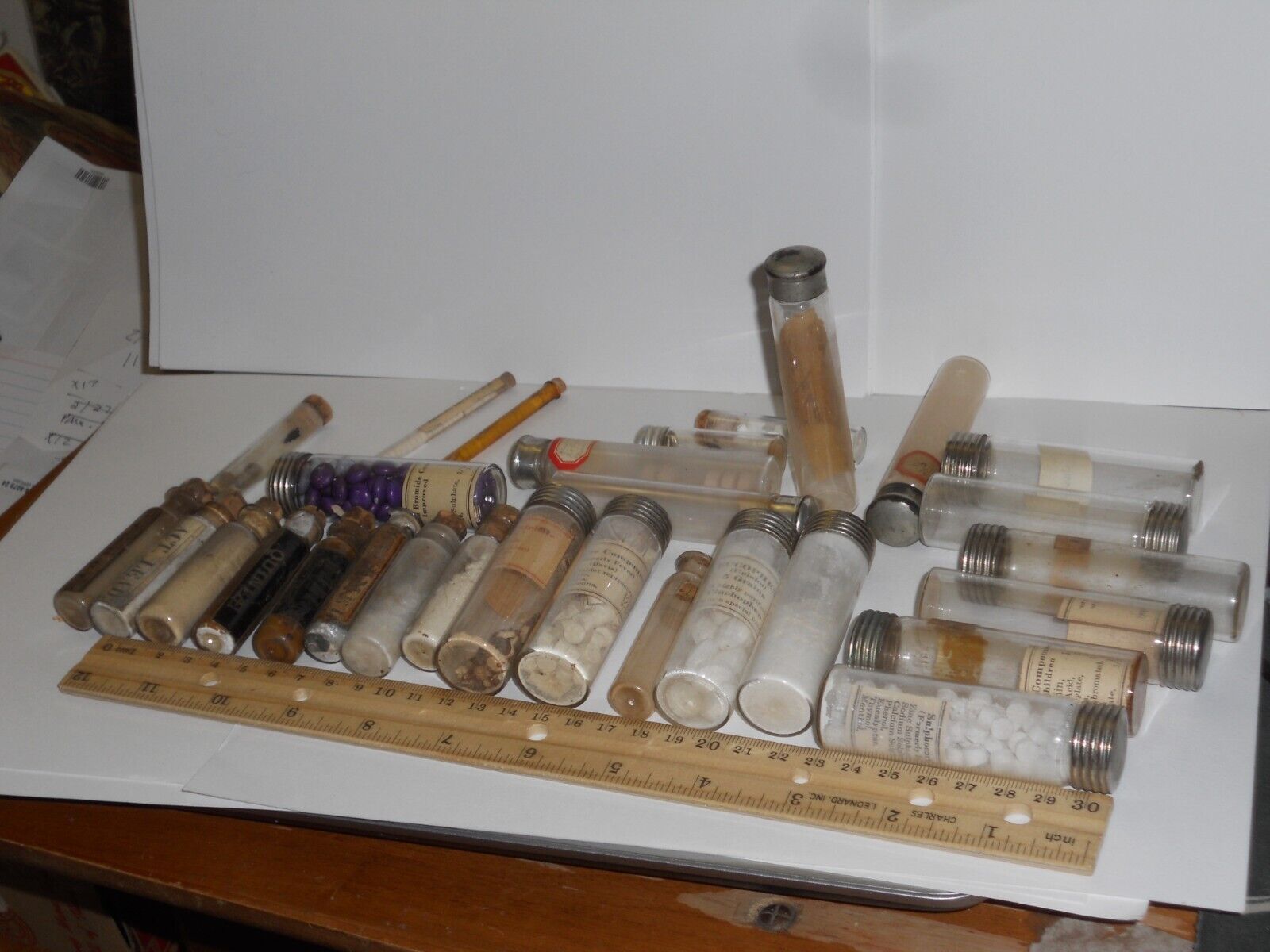 ANTIQUE DOCTOR PHARMACIST LOT X28 MEDICATION VIALS W/ LABLE CORK & SOME CONTENT