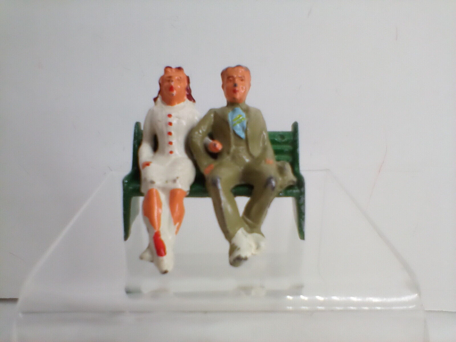 MAN  &  WOMAN  SITTING ON A  BENCH,  V.G,   NO BOXES