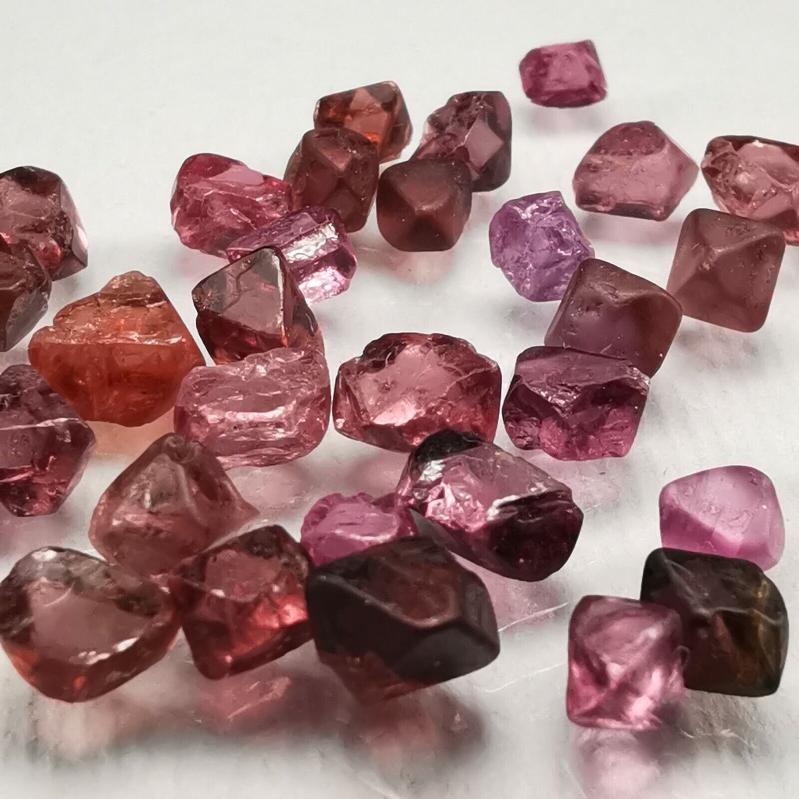 16.81ct LOT of 32 Spinel / Vietnam / Rough Crystal Gem Gemstone Mineral Specimen