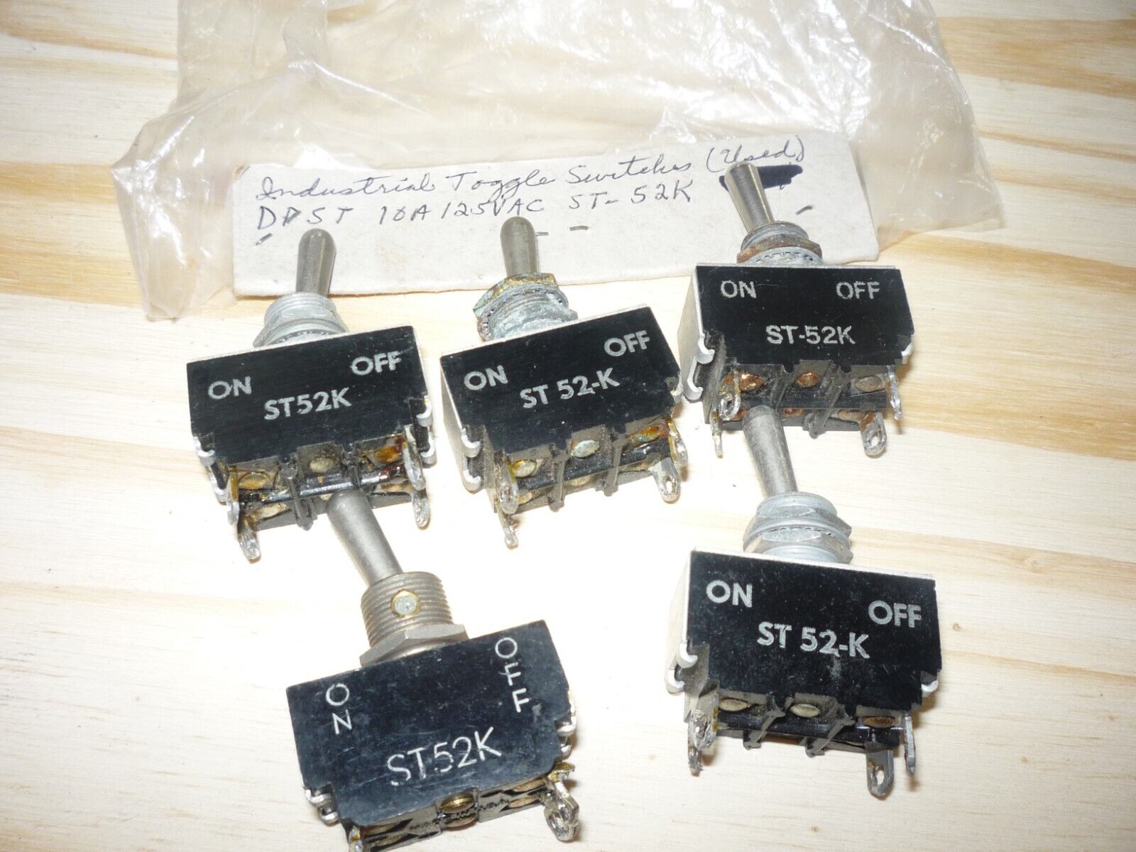 5 LOT USED INDUSTRIAL TOGGLE SWITCHES ST-52K 10A 125VAC