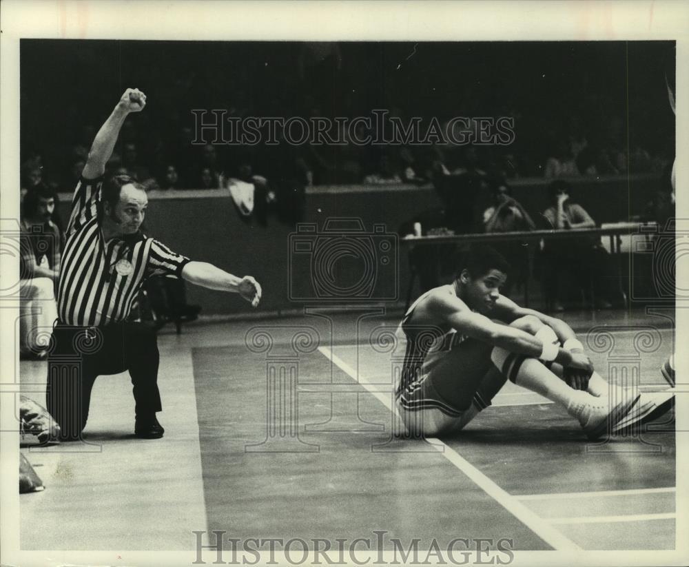 1973 Press Photo Basketball referee Ben Dunn and Otis Birdsong - hcx08433