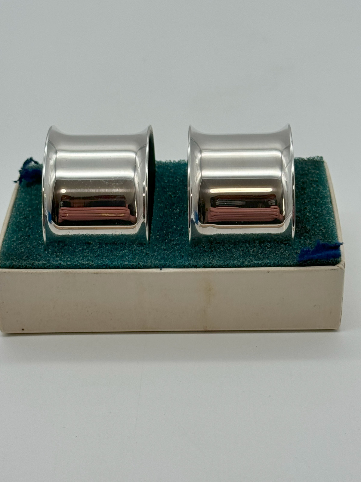 Vintage Wallace Silversmiths 9075 Set of 2 Napkin Rings in Original Box