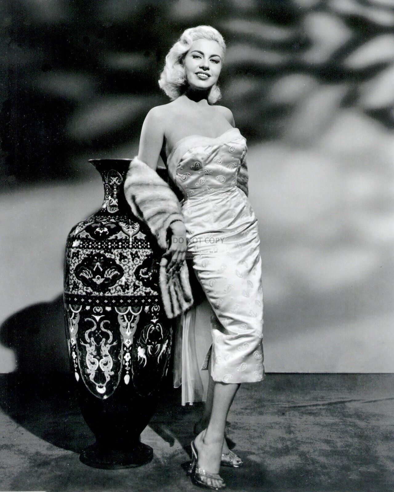 JEANNE CARMEN MODEL AND ACTRESS - 8X10 PUBLICITY PHOTO (MW286)