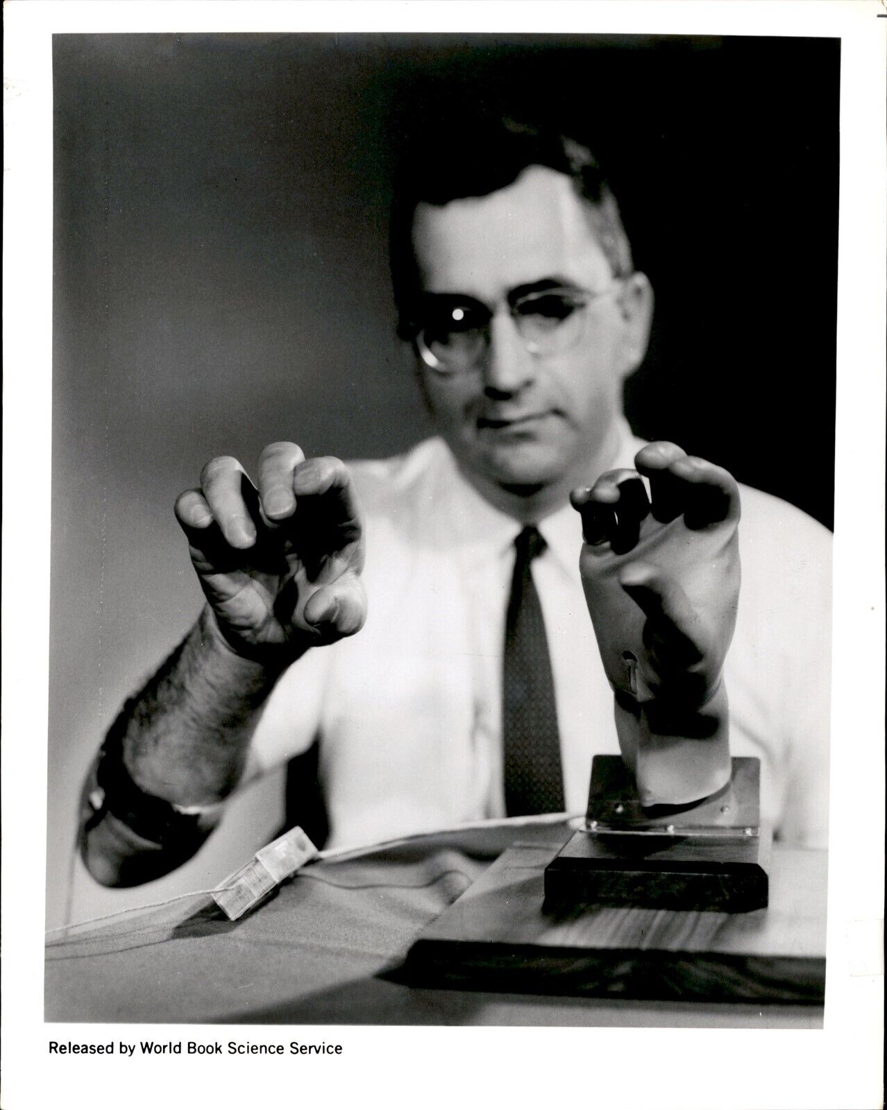 LD298 1969 Original Photo ARTIFICIAL HAND CONTROLLED BY AMPUTEE'S OWN MUSCLES