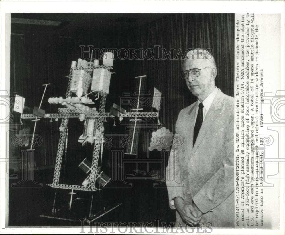 1986 Press Photo NASA administrator James Fletcher displays model in Washington