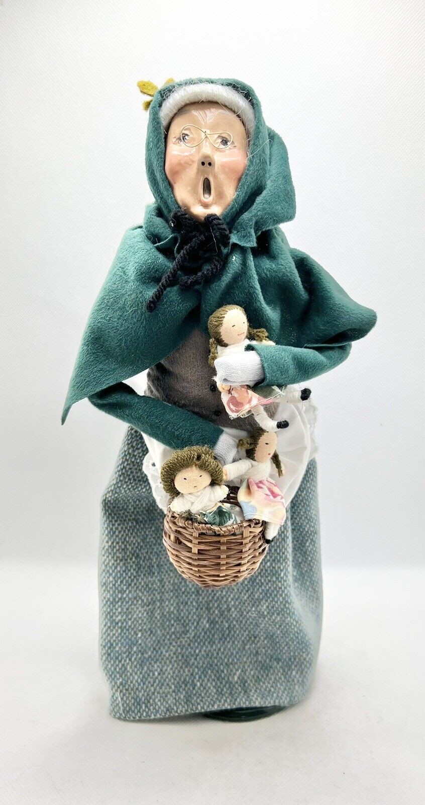 Vintage 1995 BYERS CHOICE CAROLERS Cries of London Woman Basket of Dolls