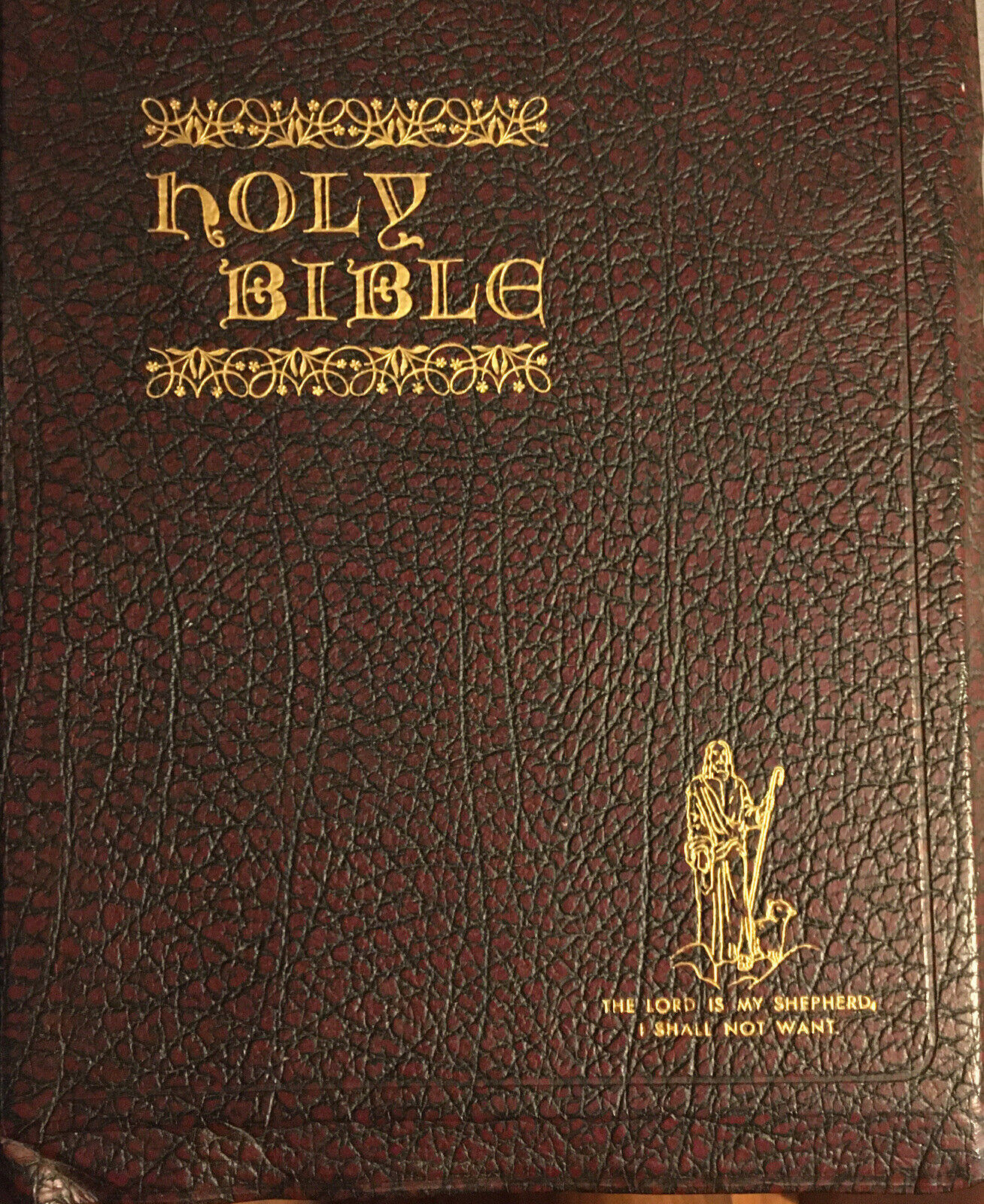 Vintage 1946 Family size Holy Bible w photos. Nice condition