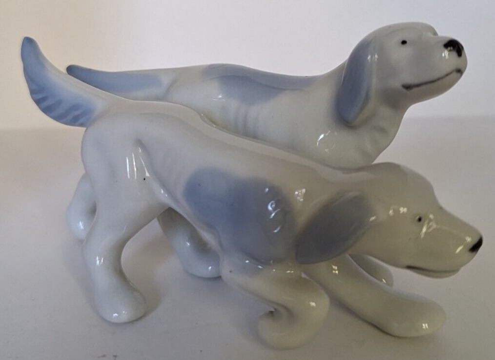 Vintage Blue White Pointers Hunting Hounds Dogs Figurine
