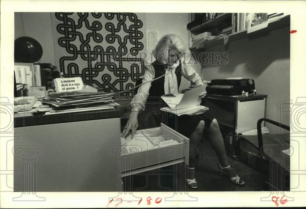 1983 Press Photo Secretary works in office, multi-tasking, on phone - hca52079