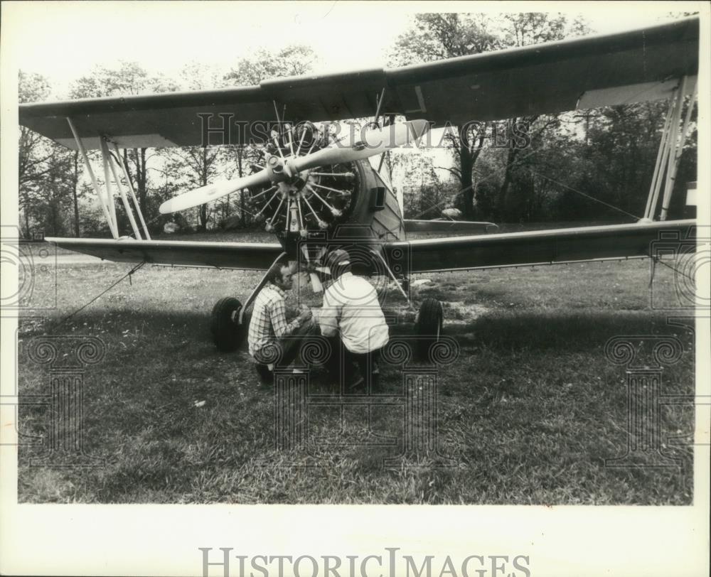 1981 Press Photo Men checking pesticide sprayer on plane, Pine Island, New York