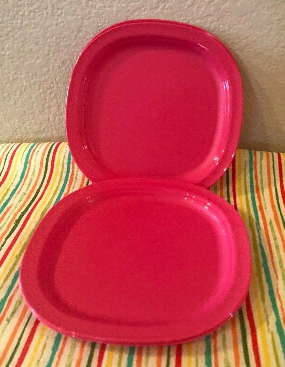 Tupperware Microwave Reheatable Luncheon Plates 7 3/4” Pink Punch Set of 4 New