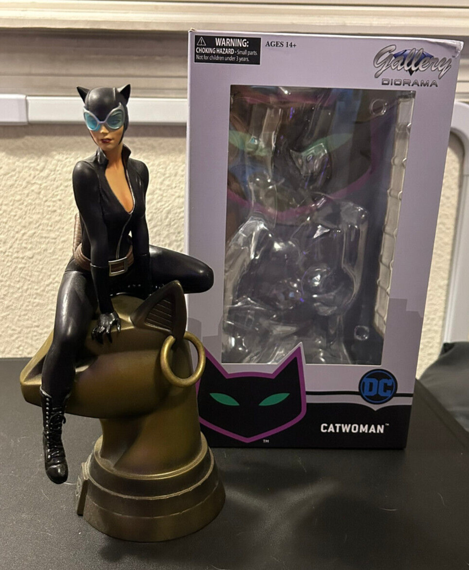 DC Comics Diamond Gallery Comic Catwoman PVC Diorama Statue With Box