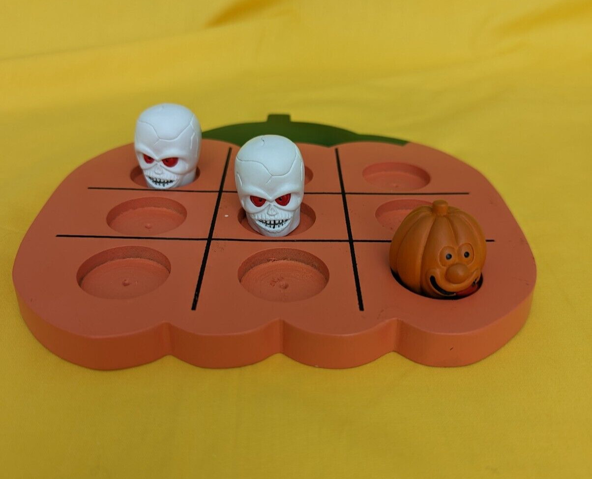 Halloween Skull vs Pumpkin Tic-Tac-Toe Game 1993 full set in box (Vintage)