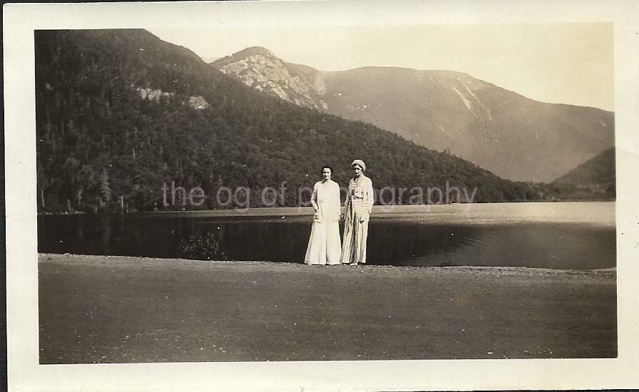 TWO WOMEN IN THE AMERICAN WEST Found ANTIQUE PHOTO bw REMOTE PORTRAIT JD 19 45 Q