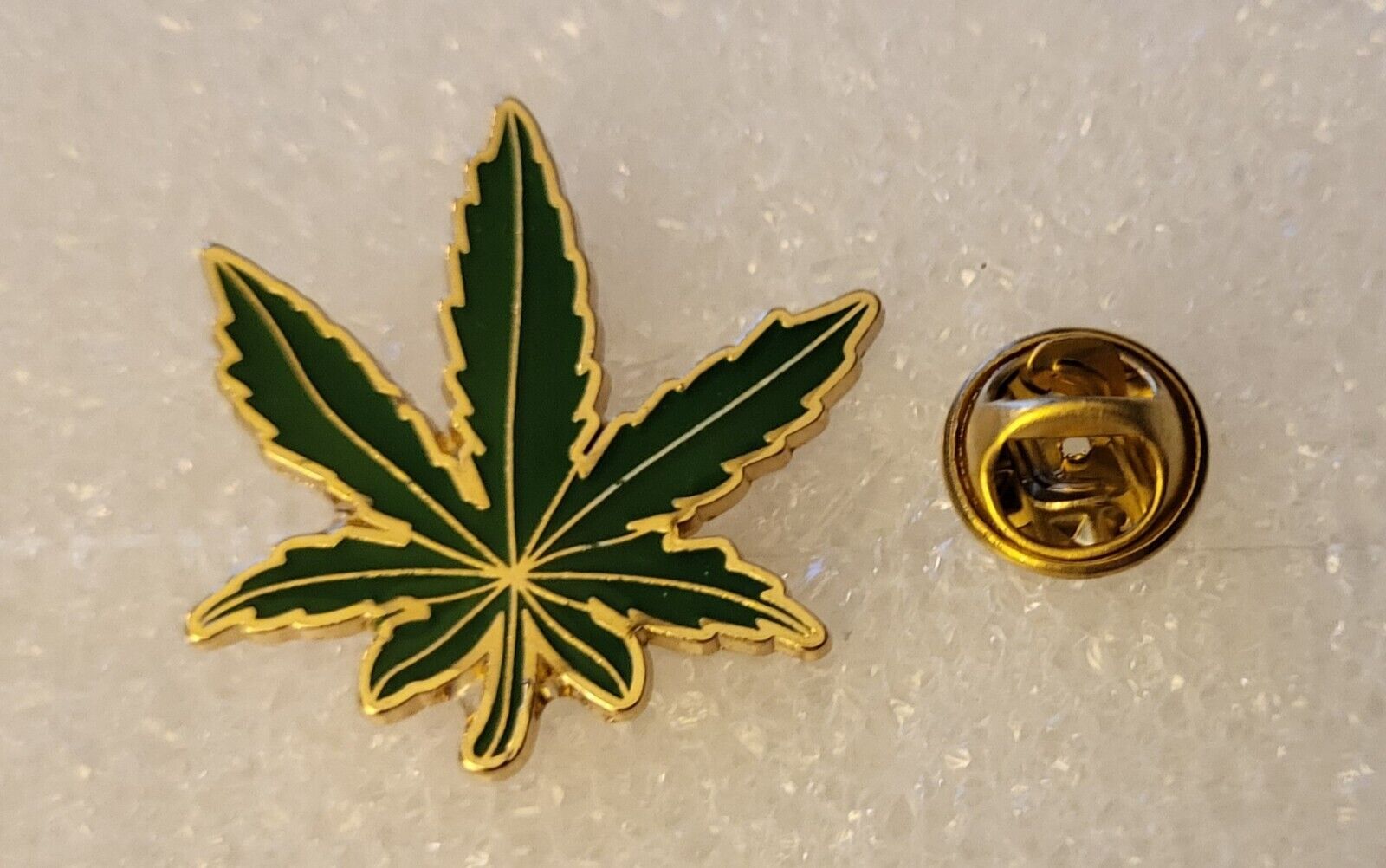 Marijuana Leaf lapel pin 