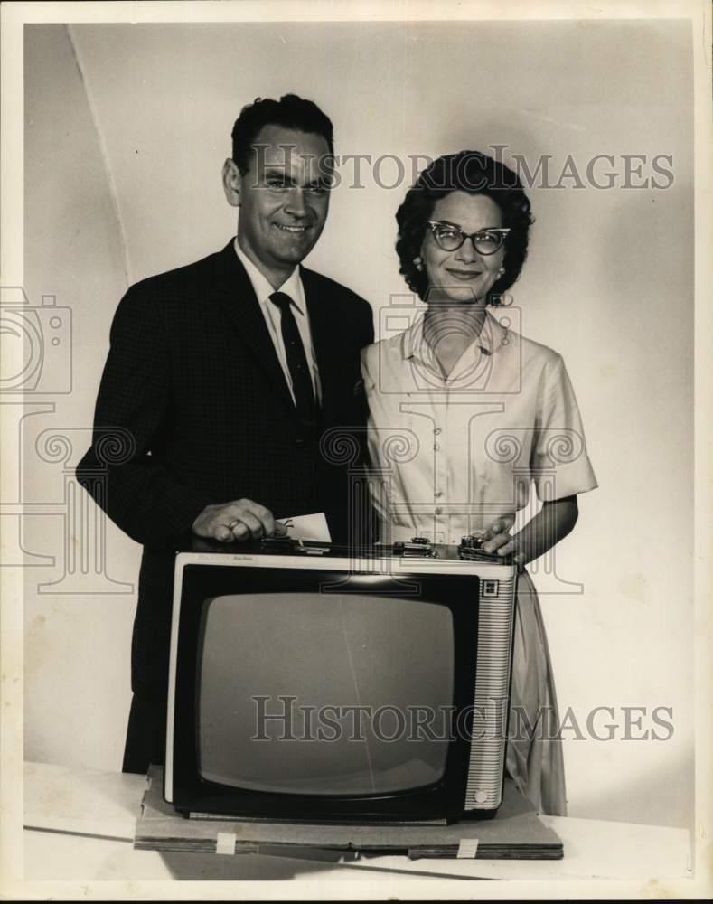 1961 Press Photo Chronicle\'s contest winners Harry Walker and Lee Stuart.