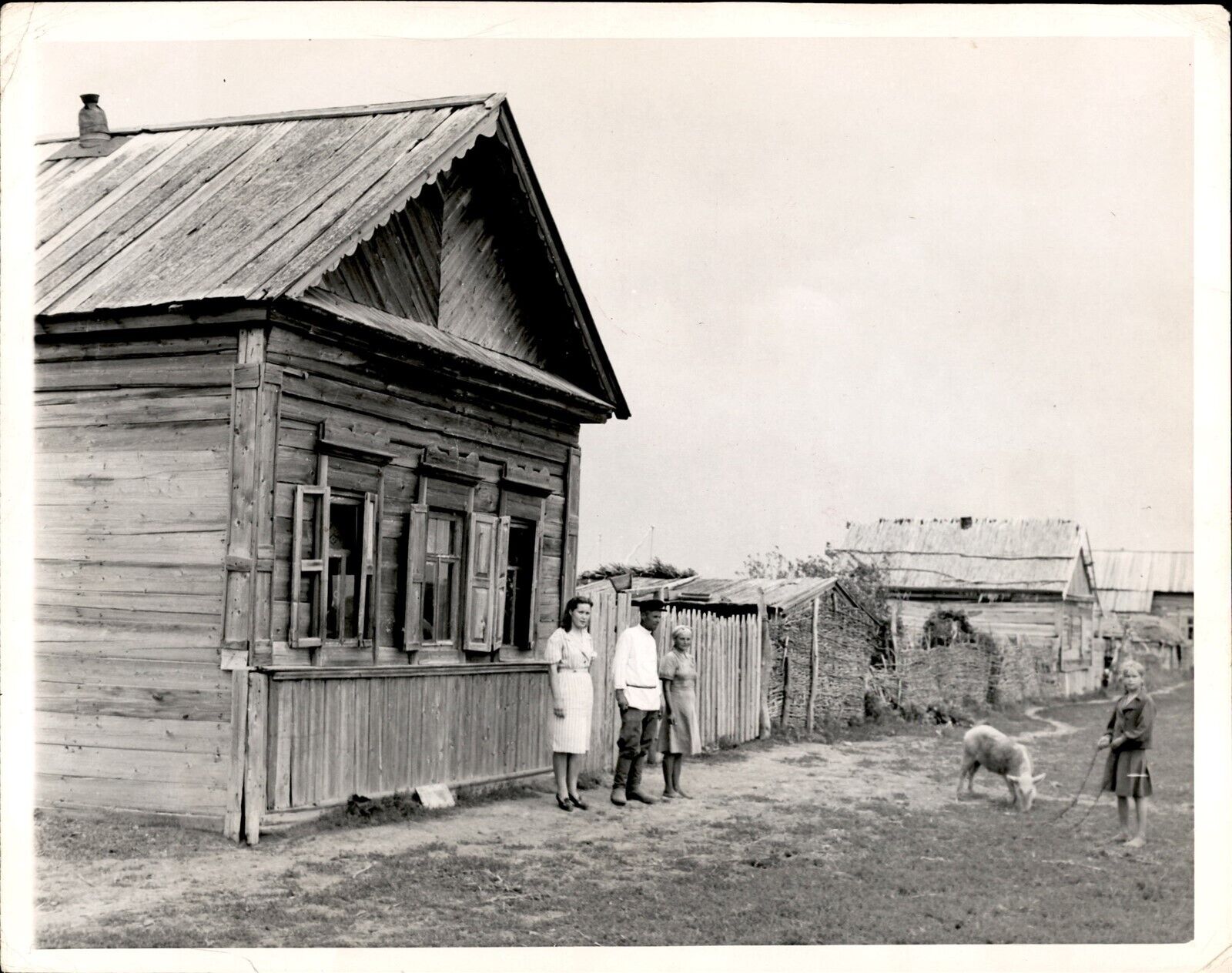LD353 Original UP Photo RUSSIAN PEASANTS IN SMALL VILLAGE FOREIGN POVERTY
