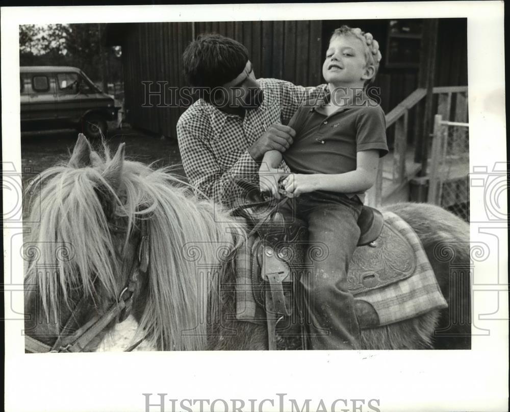 1983 Press Photo Mitch Martin shows where son Josue had surgery - noa49129