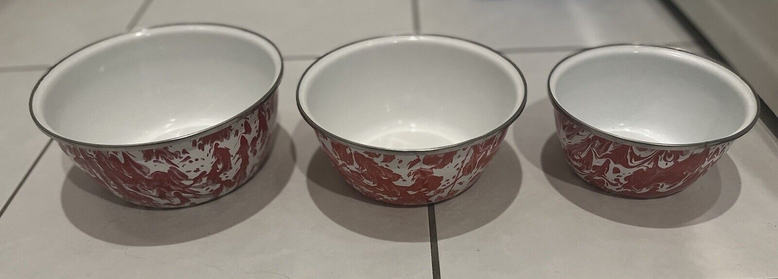 VTG enamelware mixing/nesting bowls. Set of 3 Red & White speckled splatterware