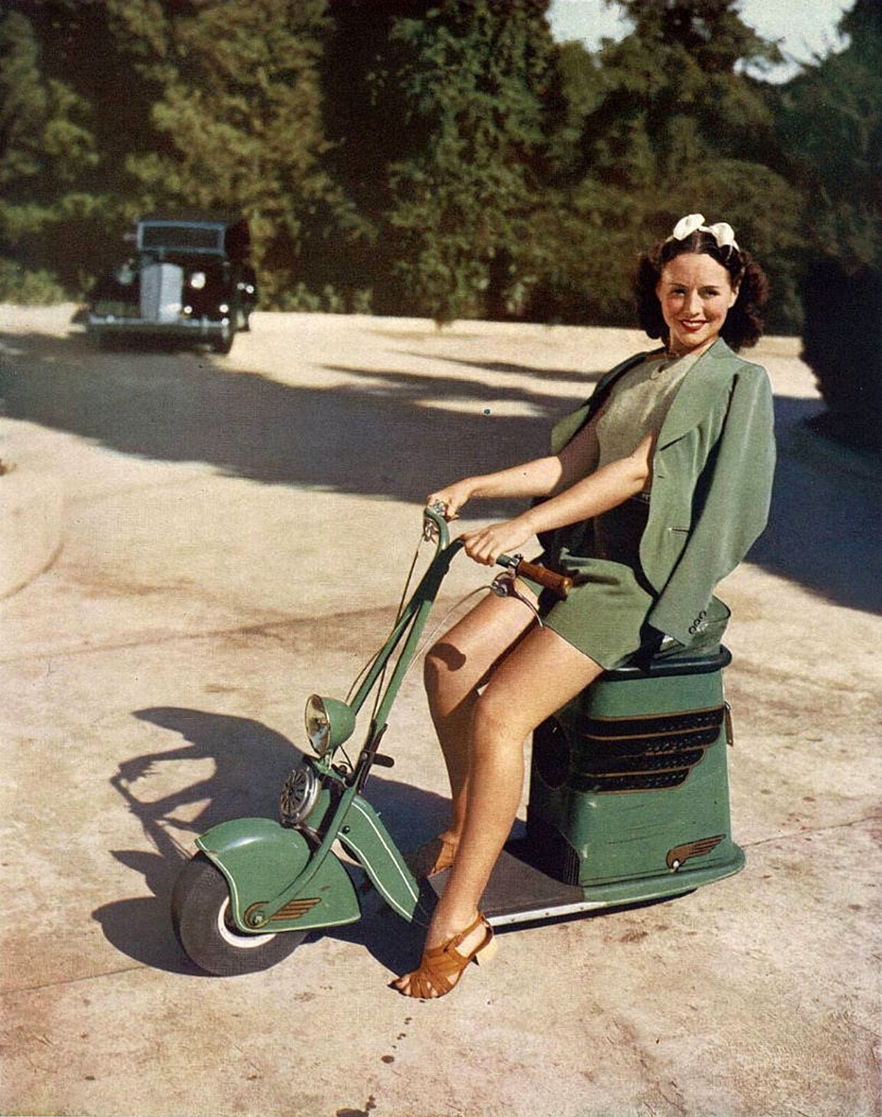 1939 PAULETTE GODDARD on Scooter PHOTO (174-u)