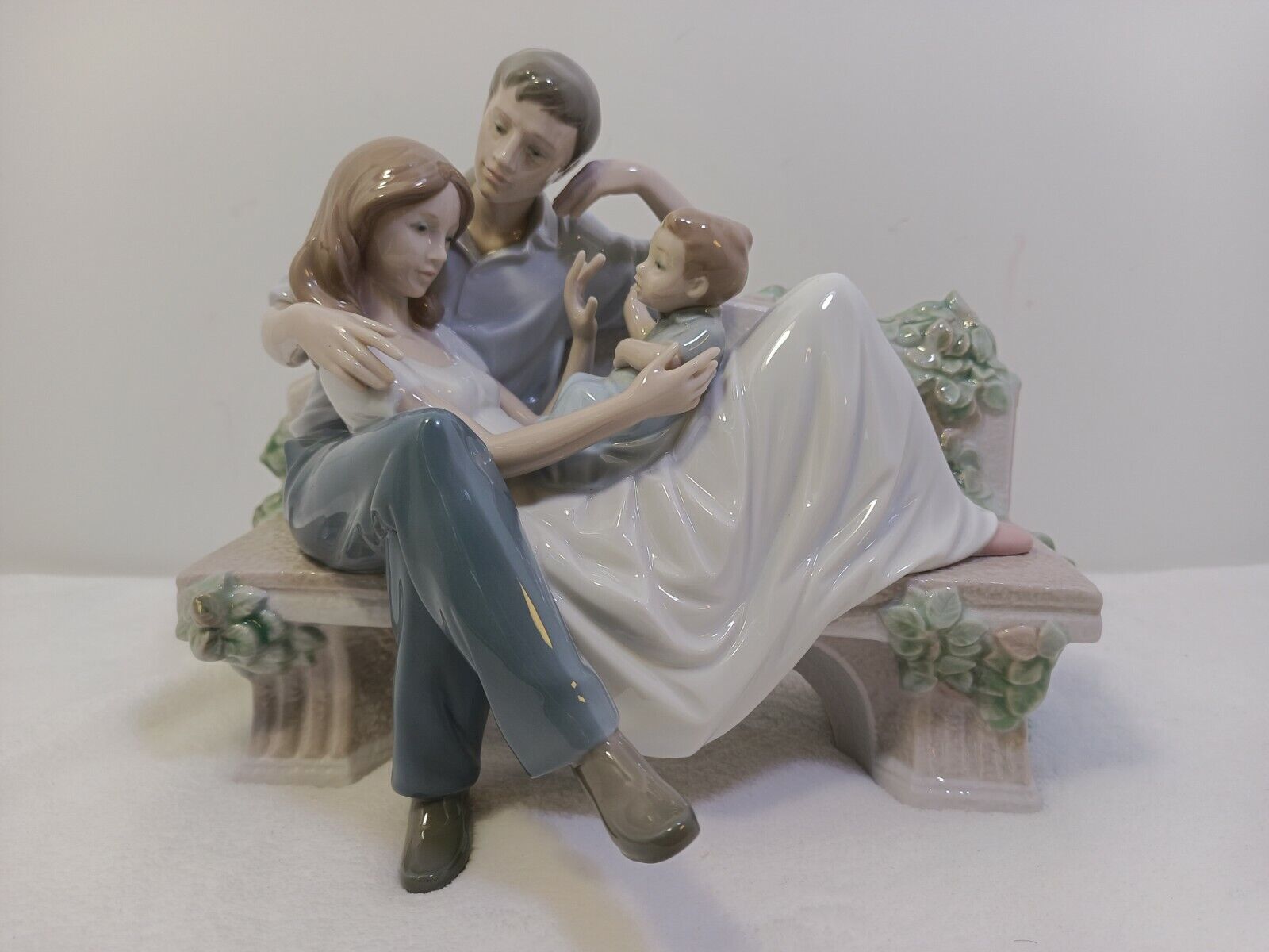 LLADRO A Priceless Moment Familly On a Bench # 8056  NO ORIGINAL BOX***