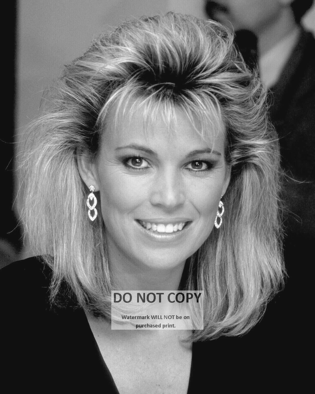 VANNA WHITE TELEVISION PERSONALITY & ACTRESS - 8X10 PUBLICITY PHOTO (SP561)