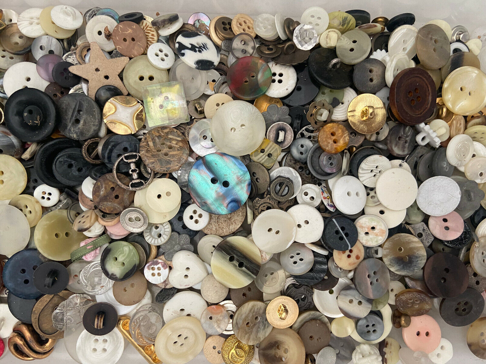 BEST MIX 1 lb Of Premium Quality Buttons All Types & Sizes Avg 500 pcs 