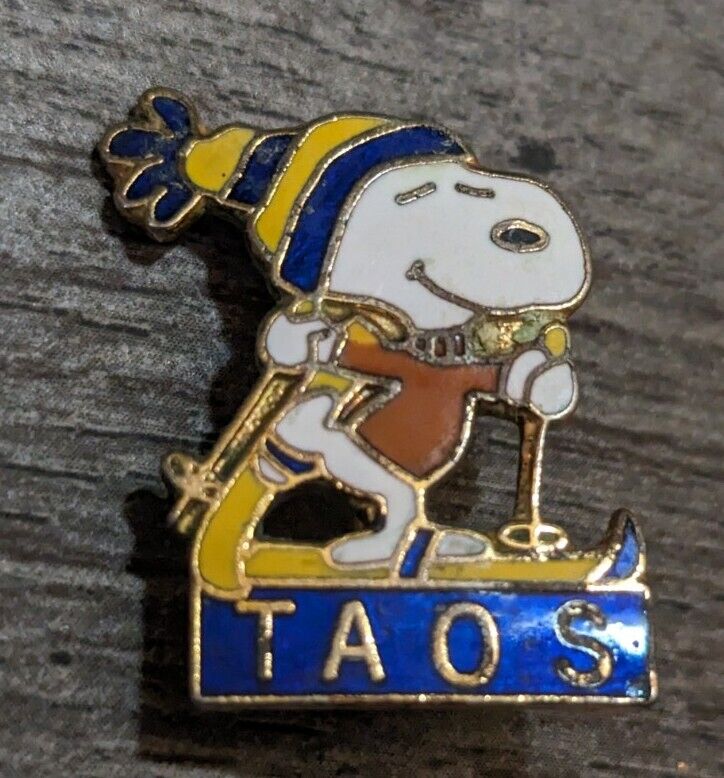 Taos Ski Valley & Resort New Mexico Skiing Snoopy Rare Vintage Pinback Lapel Pin