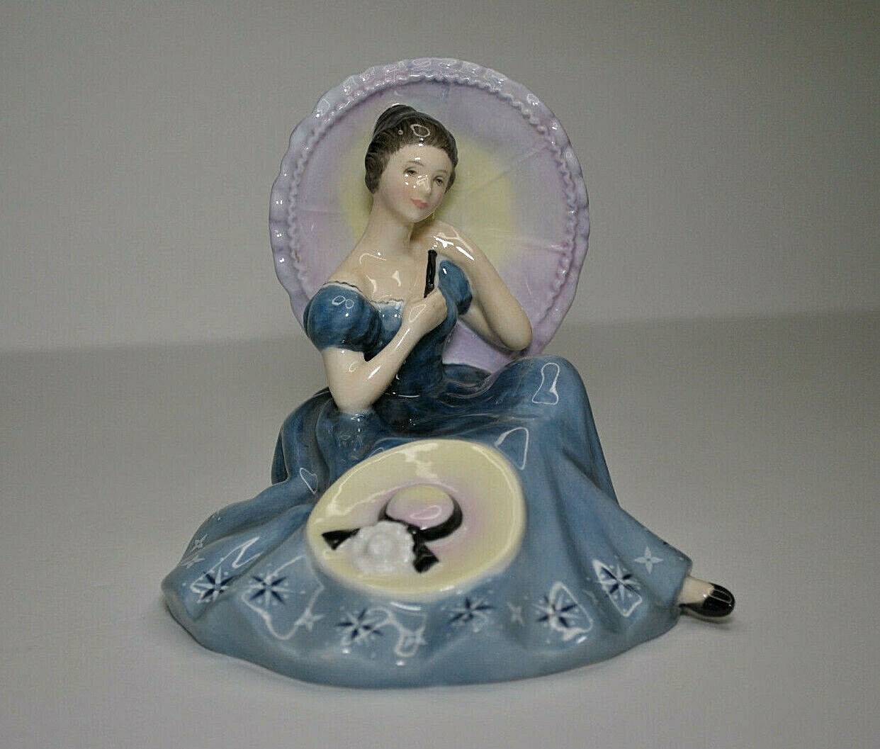 Royal Doulton Porcelain Figurine Pensive Moments.HN 2704.Excellent Condition