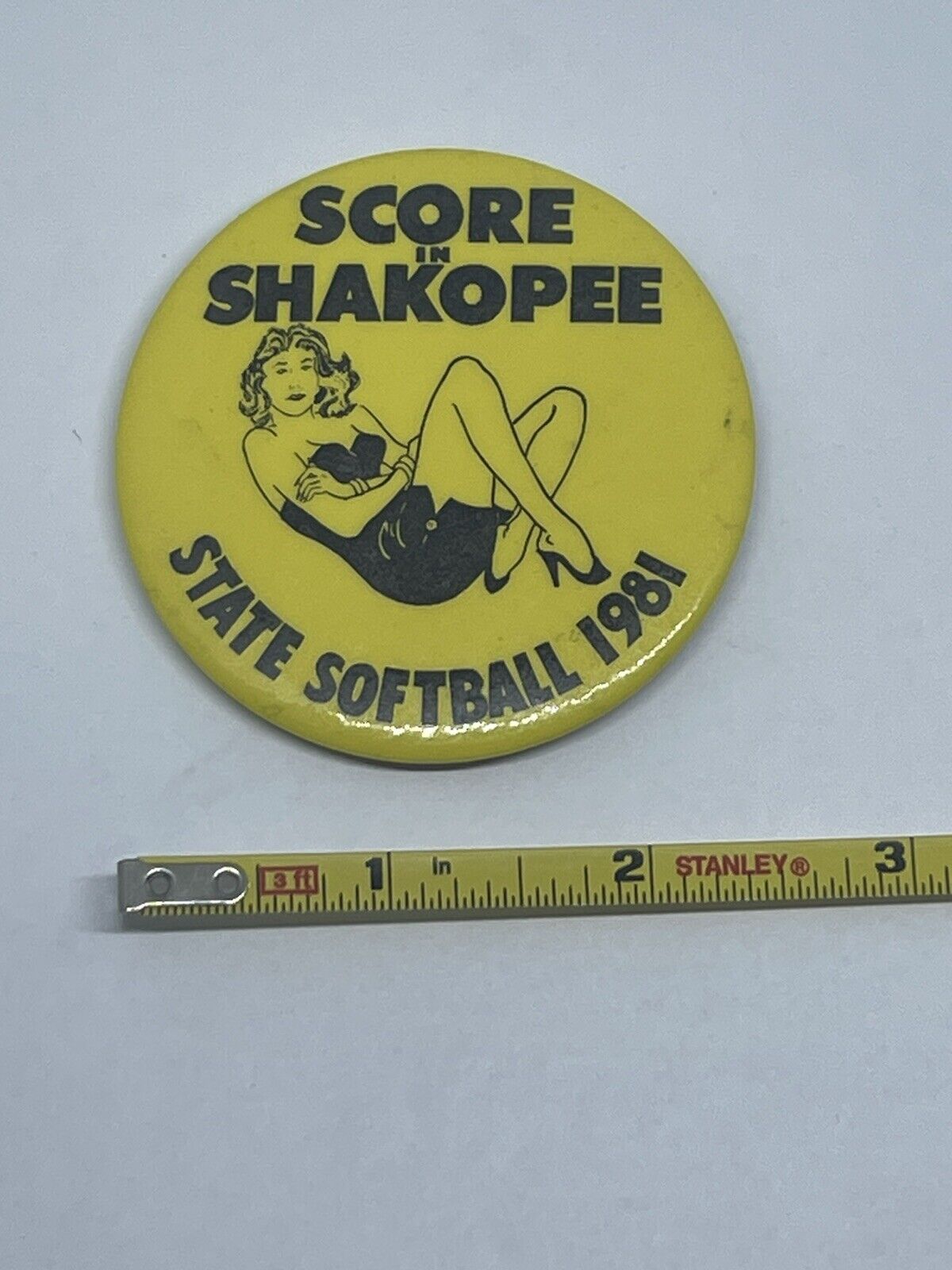 Vintage Risqué Score In Shakopee State Softball 1981 Pin Back Button