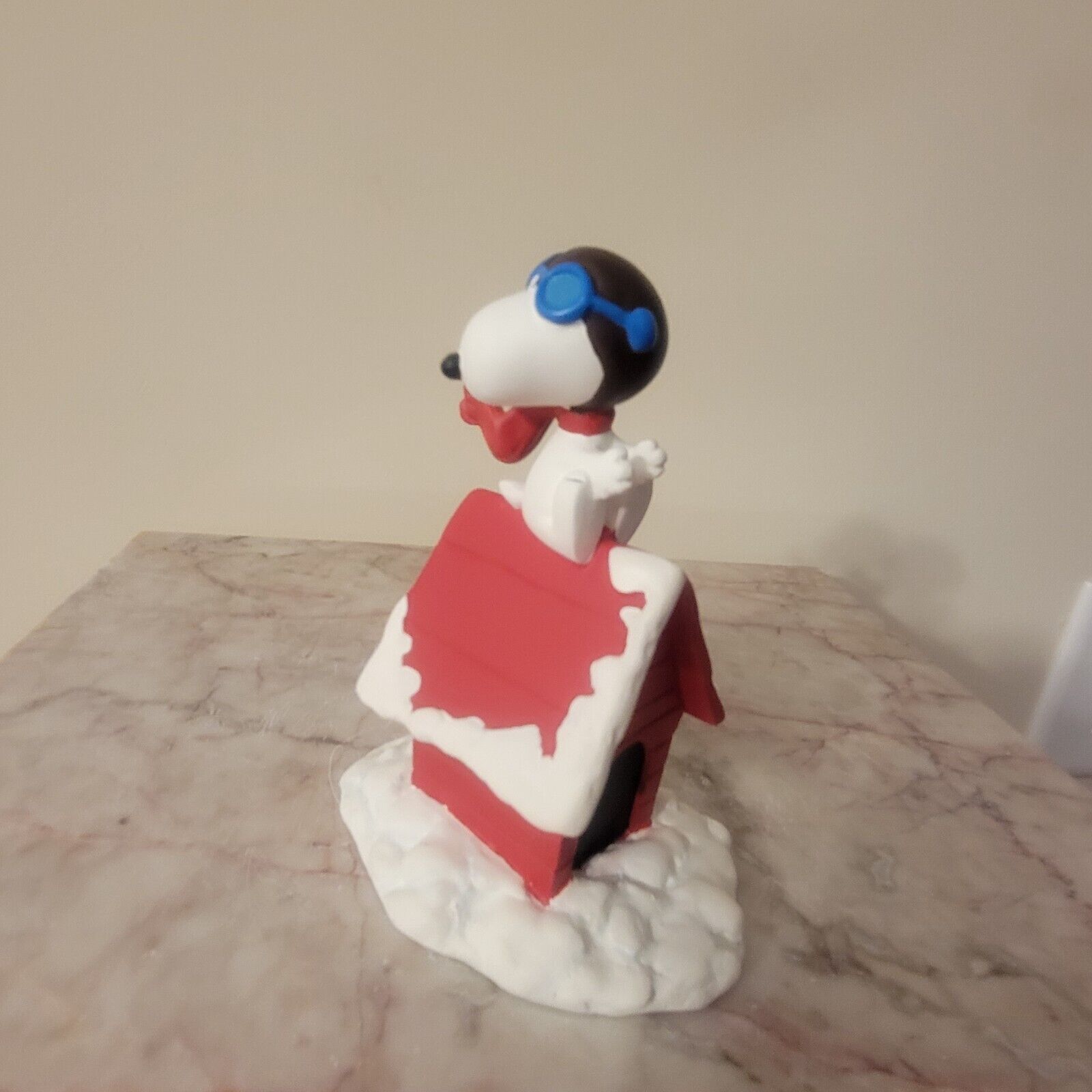 PEANUTS SNOOPY THE FLYING ACE  WORLD SHOWCASE  FIGURINE 1997