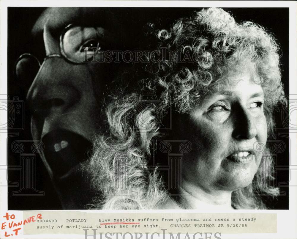 1988 Press Photo Elvy Musikka smokes marijuana for her glaucoma - lra98596