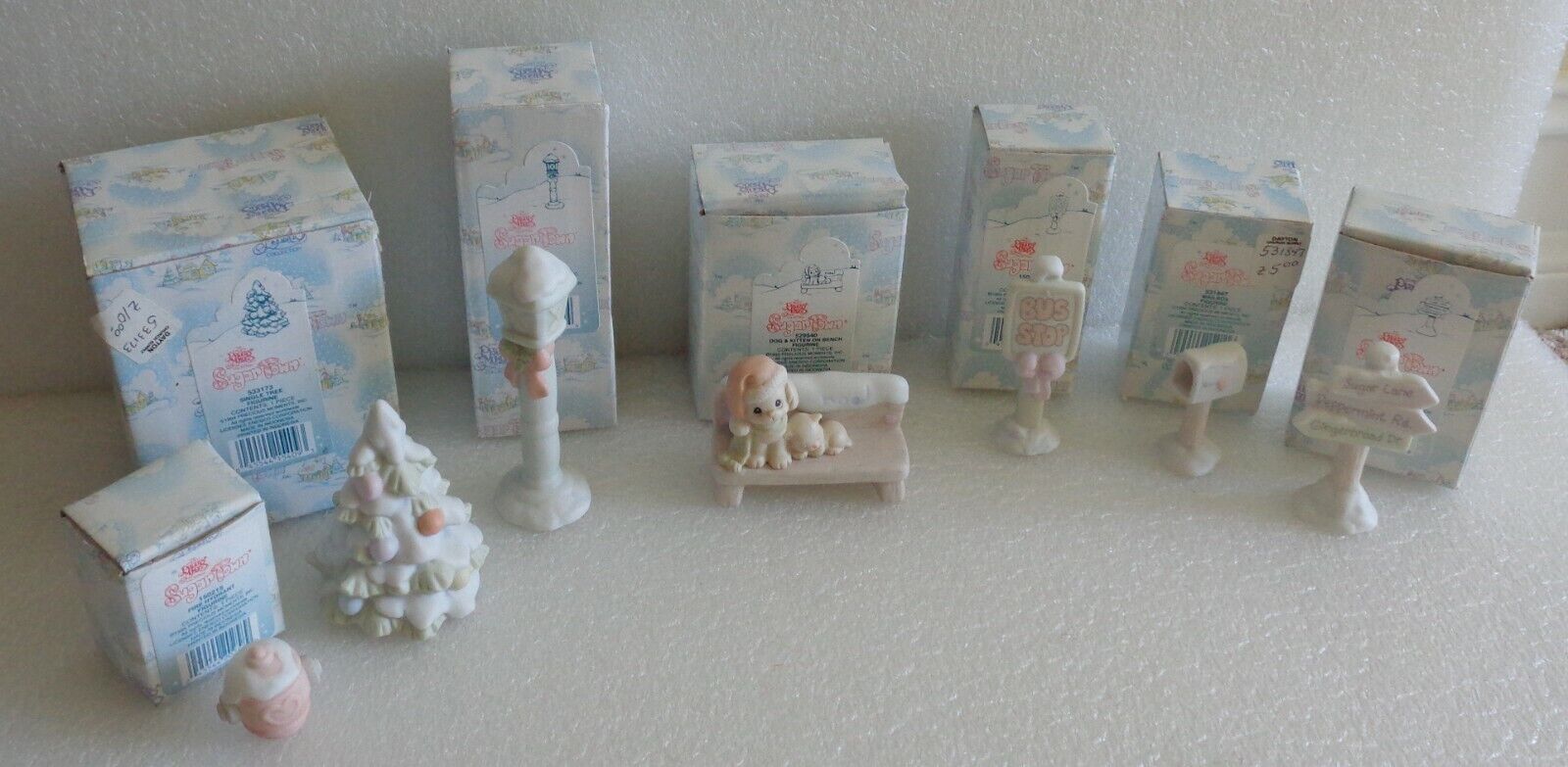 PRECIOUS MOMENTS SUGAR TOWN LOT OF 7 ACCESSORIES TREE BENCH SIGN MAILBOX HYDRANT