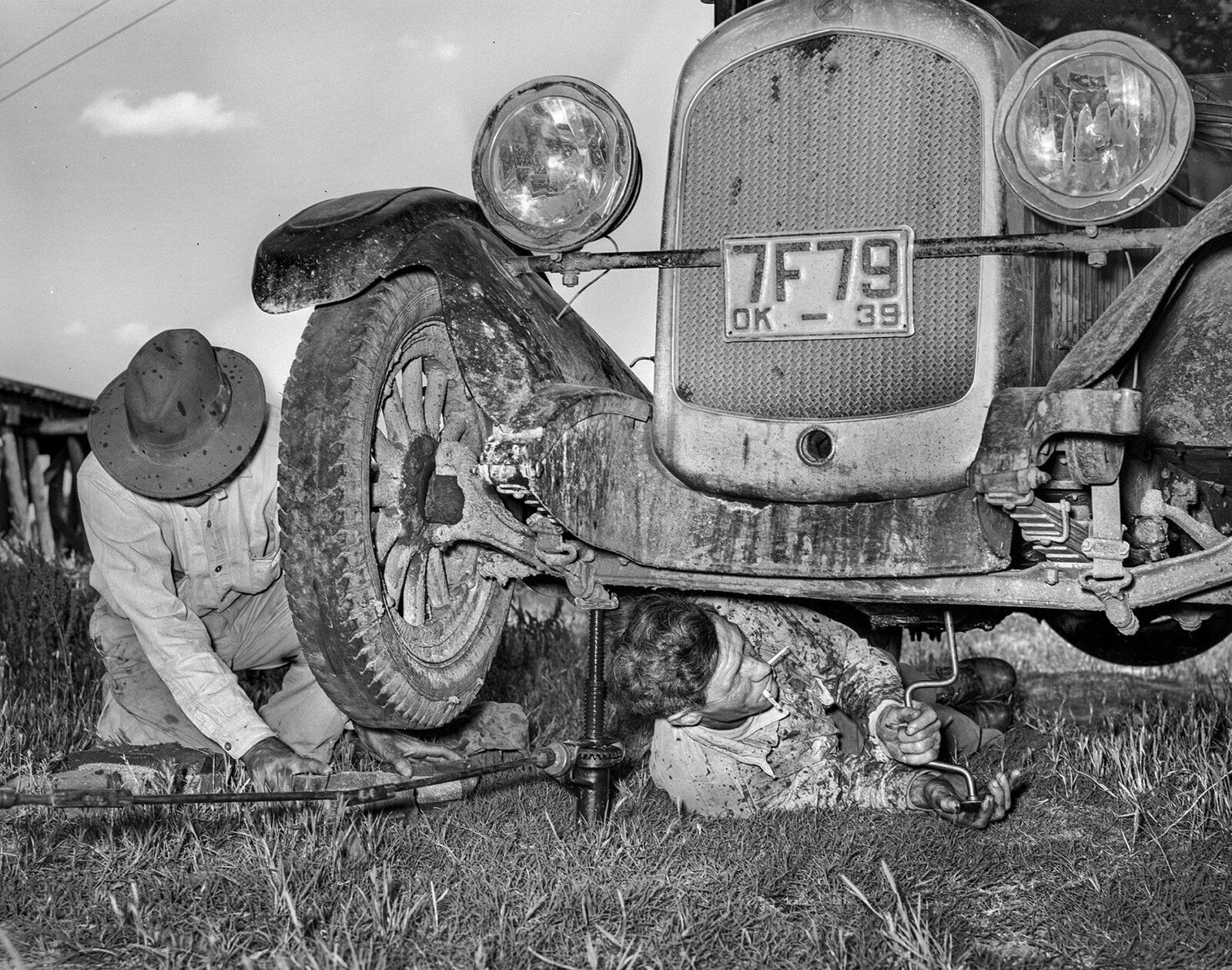 1939 DEPRESSION ERA CAR REPAIR 8.5 x 11 PHOTO
