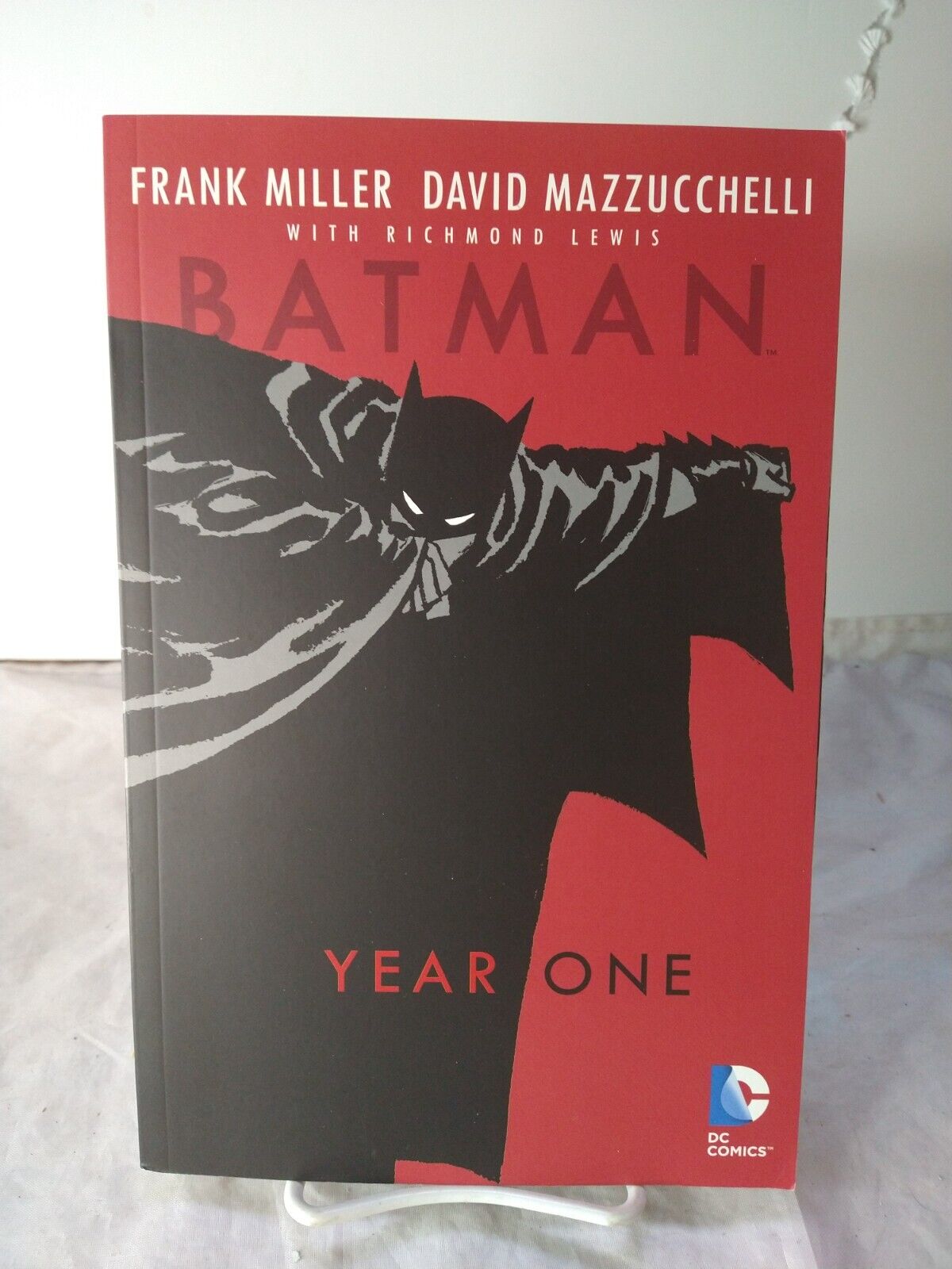 Batman: Year One Deluxe Paperback Frank Miller, David Mazzucchelli DC Comics