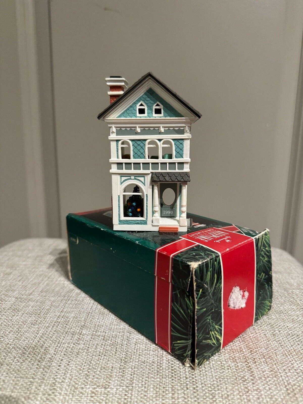1990 Hallmark Keepsake Ornament Holiday Home 7th In Nostalgic Houses & Shops